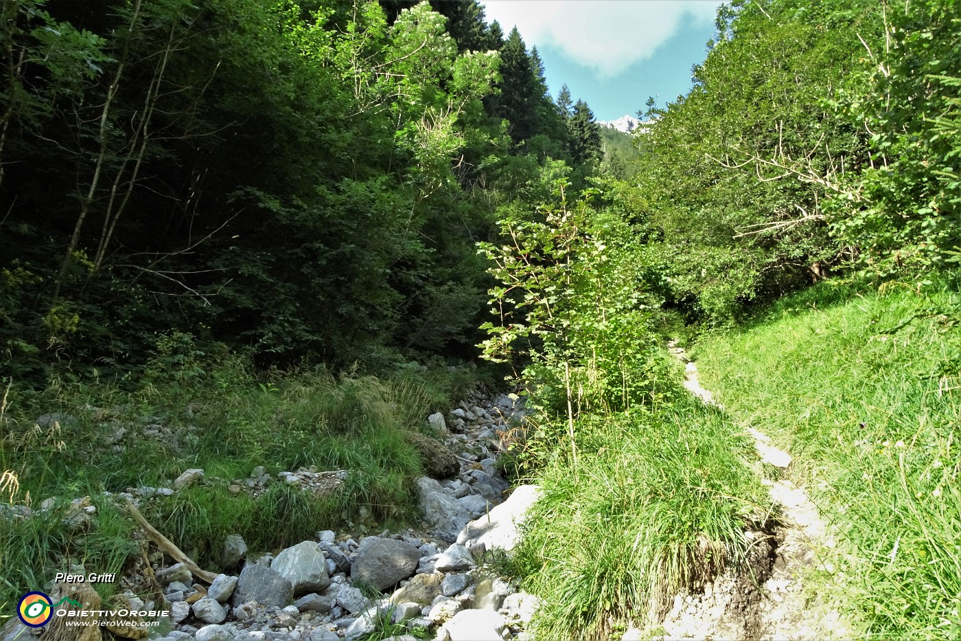 15 Il sentierino segue il corso di un ruscello.JPG